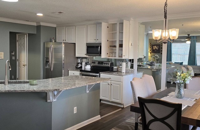 Charming 1- queen-bedroom house near Uptown Charlotte & CLT Airport