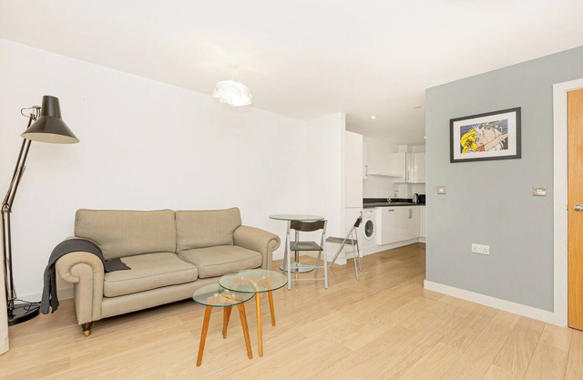 Charming 1BR w/balcony & stunning views in Brixton