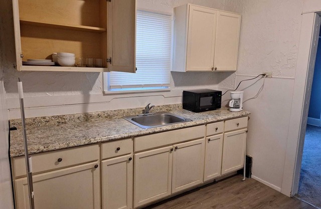 Charming 2-bedroom apartment with WiFi, AC in awesome Garfield Heights 29U