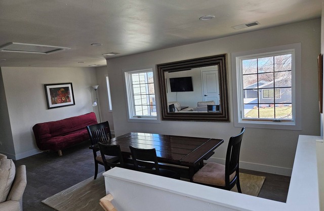 Charming 2-bedroom 2 Bath Second Story of Home, with AC, WiFi in amazing Denver