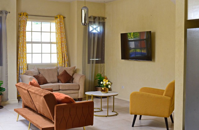 Charming 2-bedroom, 2 bathroom apt with A/C and Wifi in Bridgetown near beach.