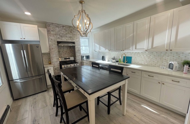 Charming 2-bedroom apartment with LAUNDRY & BACKYARD next to Manhattan!!