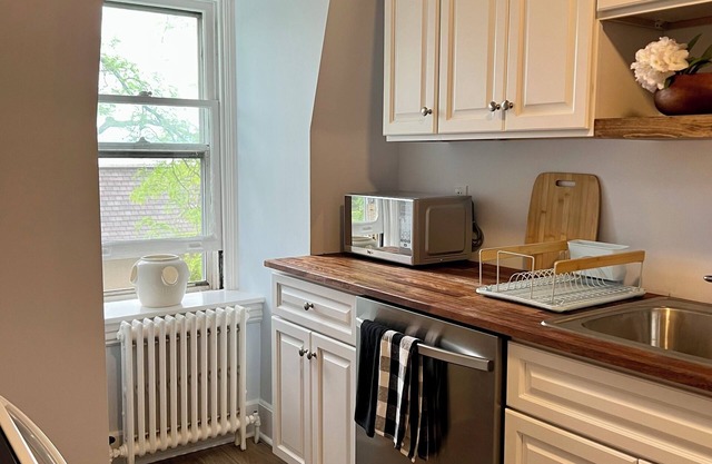 Charming 2-bedroom apartment with AC and WiFi in enchanting Historic Bethlehem