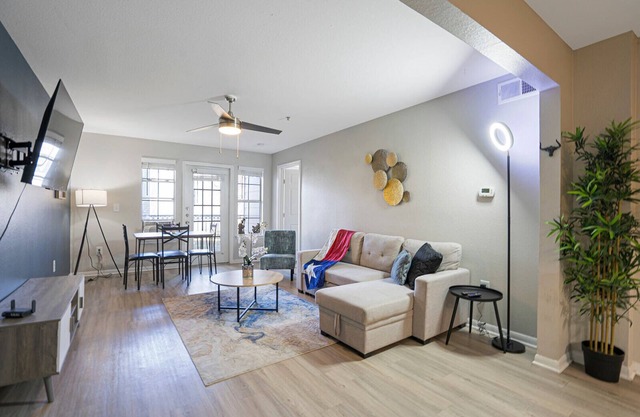 Charming 2-bedroom apartment with WiFi, AC in pleasant Austin