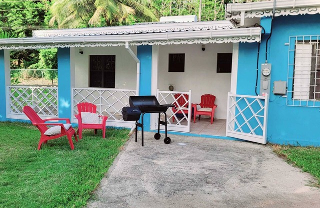 Charming 2-bedroom bungalow in beautiful Holetown with WiFi, AC, & pool access!