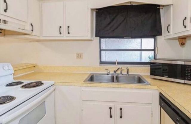 Charming 2-bedroom condo with WiFi, AC in fantastic Melbourne close to beach