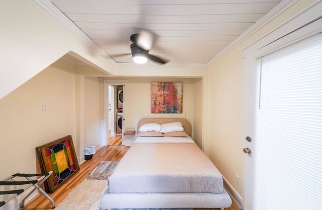 Charming 2-bedroom cottage in Pine Lake with AC, WiFi, Fire Pit, and Plant pond