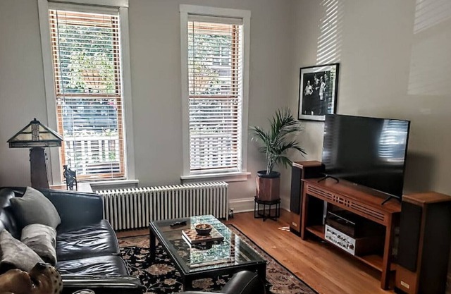 Charming 2 Bedroom Flat in heart of Lincoln Park