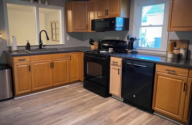 Charming 2 Bedroom House on Wayne