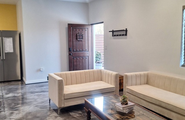 Charming 2-bedroom house with WiFi, AC in Azusa