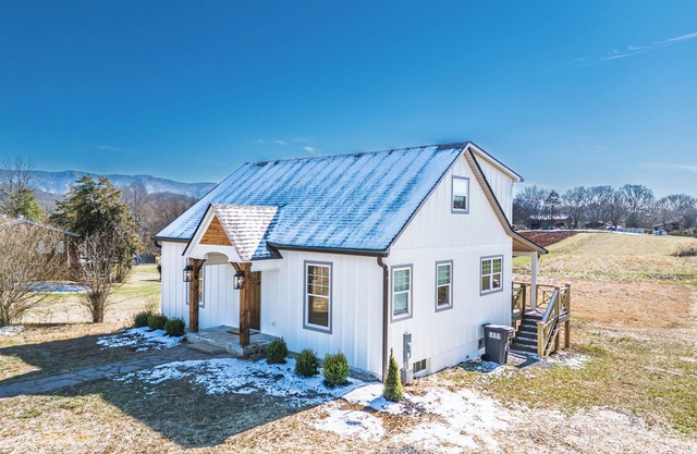 Charming 2-bedroom + Loft cottage in Maryville Tennessee