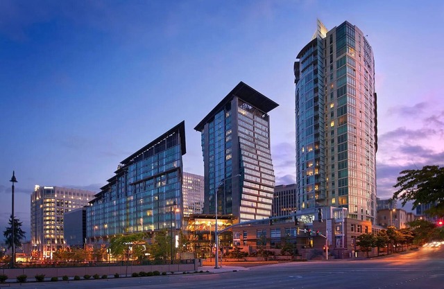 Charming 2-bedroom + office penthouse with Mt Rainier views in Bellevue downtown