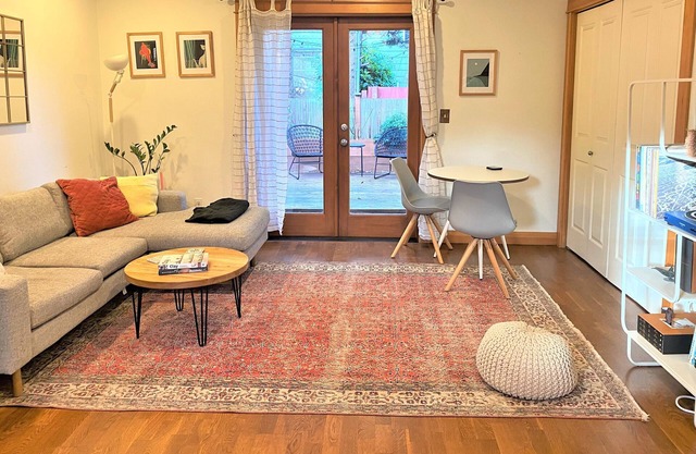 Charming 2-bedroom townhome in Seattle with free parking, patio, office space
