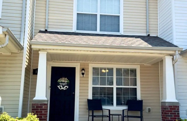 Charming 2-bedroom condo with AC and WiFi in welcoming Clarksville