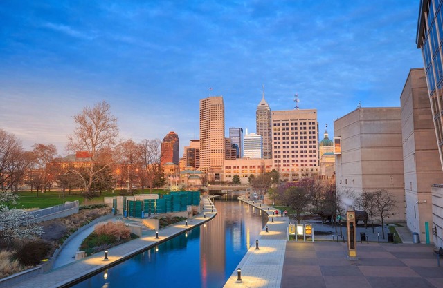 Charming 2-bedroom apartment with a Free Parking Space in Downtown Indianapolis