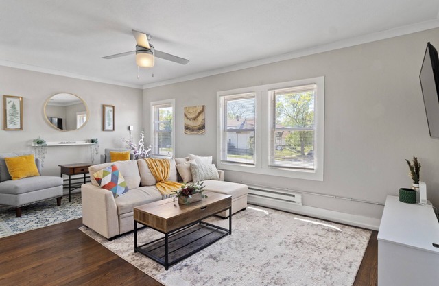 Charming 2BD W/ Parking 15 Mins from Downtown