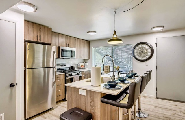 Charming 2BR w King Queen Close to SLC