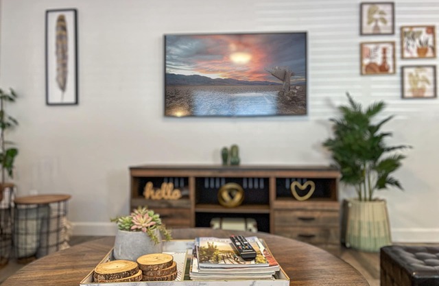 Charming 3 bd/2ba home - KING bed w/ non heated POOL near Old Town Scottsdale!