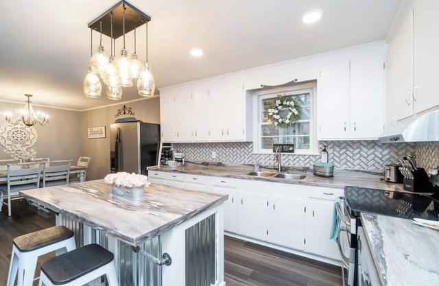 Charming 3 bdrm w/ GAME ROOM & King Sized Bed and TV in Every Room