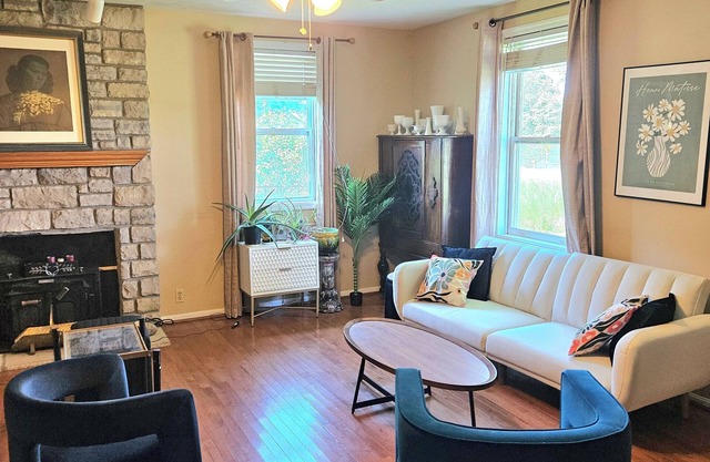 Charming 3-bed/ 2-bath home w parking central to Downtown and Spooky Nook Sports