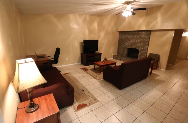 Encantadora casa de 3 dormitorios / 2 baños. Equipado para su comodidad y conveniencia.