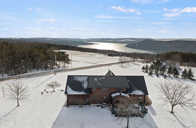 Charming 3-bed lakeside chalet with AC and WiFi along beautiful Keuka Lake, NY