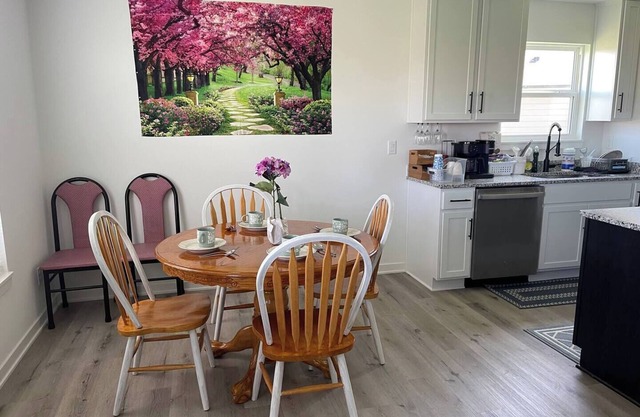 Charming 3-bedroom house in wonderful Jeffersonville with WiFi, AC