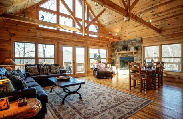 Charming 3-bedroom cabin with amazing mountain views in delightful Jasper