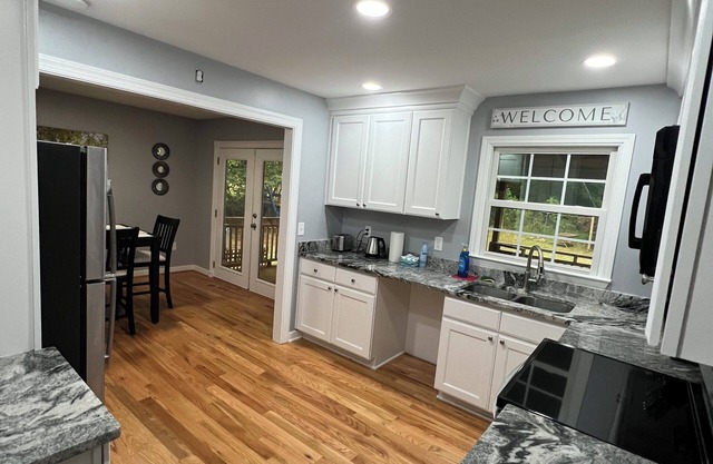Charming 3-bedroom cottage in pleasant Charlotte with AC, WiFi