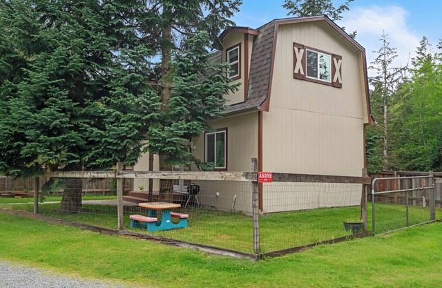 Charming 3-bedroom cottage in serene Enumclaw with AC