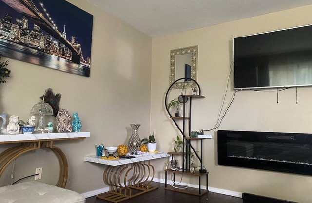 Charming 3-bedroom house in delightful Cincinnati with WiFi, AC
