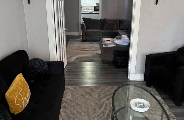Charming 3-bedroom house with AC and WiFi in lovely Pittsburgh