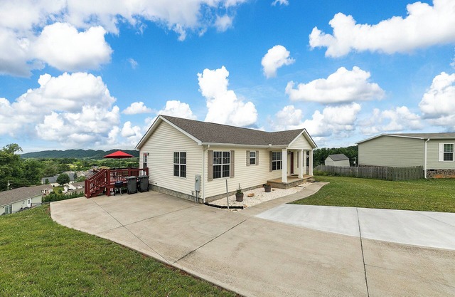 Charming 3-bedroom house with WiFi, AC in enchanting hold up to 10 guest