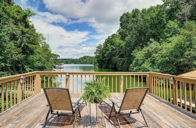 Charming 3-bedroom cabin on Boone Lake