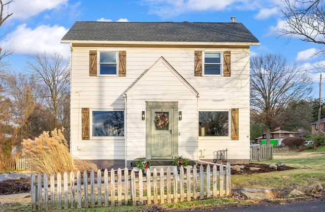Charming 3 BR in Small Town Zelienople w/ Hot Tub