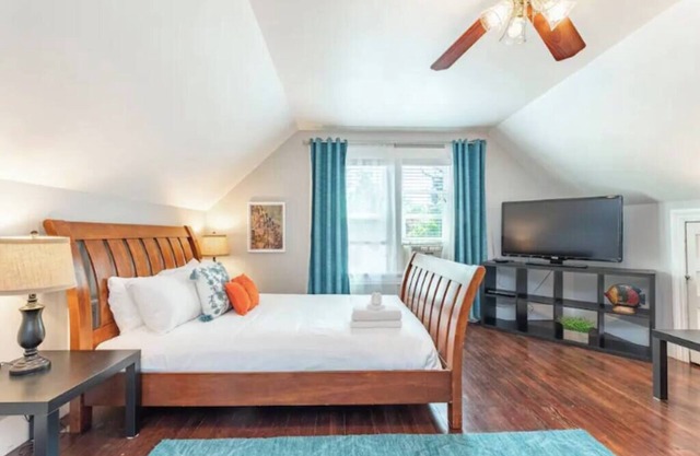 Charming 3bed Home w/ Yard - Walk Score 91!