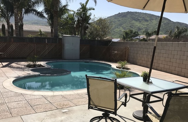 Encantador 3BR / 2BA INICIO con PISCINA Y JACUZZI