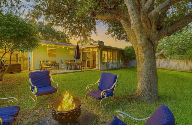 Charming 3BR Canal Home w/patio dining, Fire Pit & Workspace