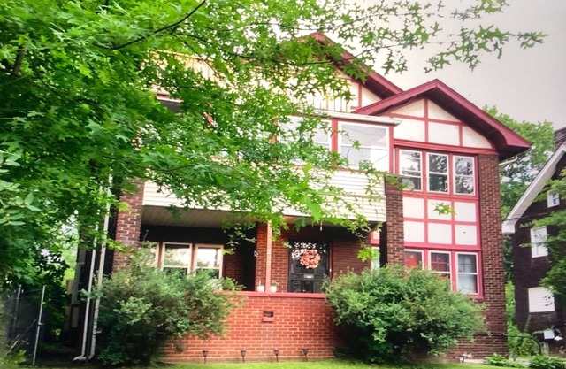 Charming 4-bedroom apt. in house near YSU with WiFi located in Youngstown, Ohio