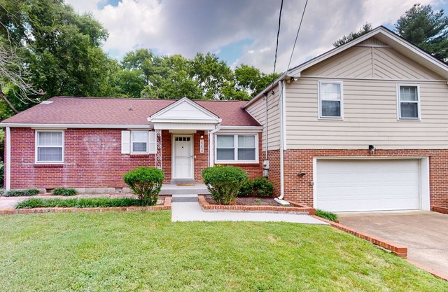 Charming 4-bedroom home with garage and Wi-Fi in Nashville