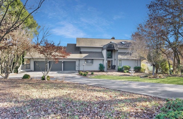 Charming 4 Bedroom House on the Lake in Piney Flats
