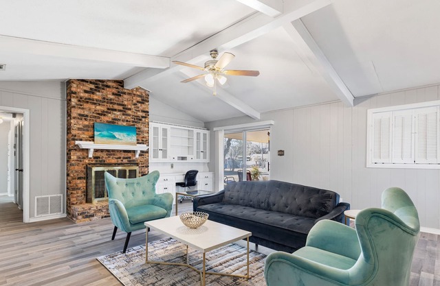 Charming 4BR house / Game Room! 15 Min to Downtown