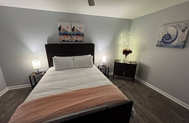 Charming 4BR Urban Oasis Near Airport, Downtown & Six Flags!