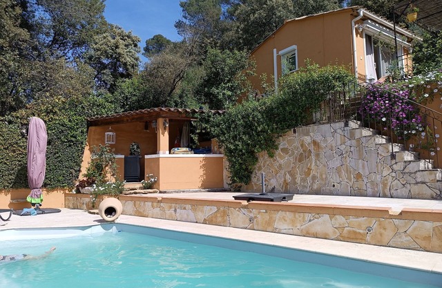Estudio encantador con piscina para 4 personas.