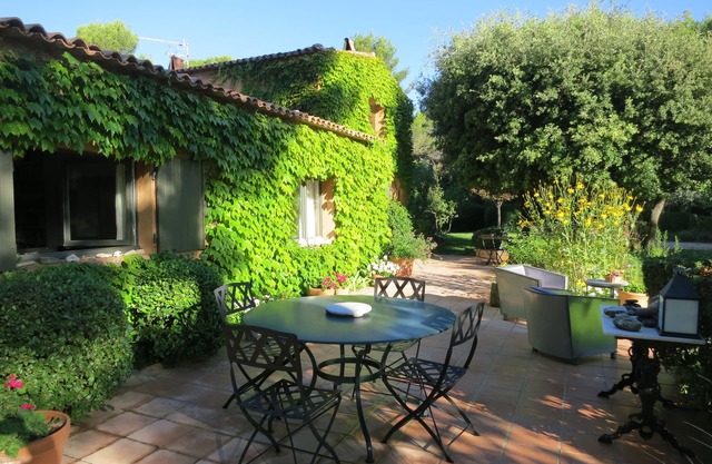 Charming and tasteful artist's house in an exceptional site in Bibemus