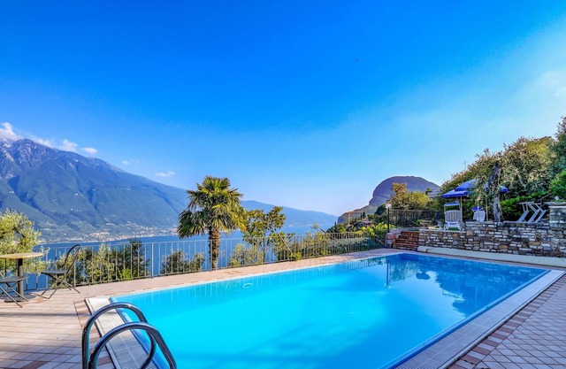 Encantador Apartamento 5 cerca del Lago de Garda con Wi-Fi, piscina y terraza; aparcamiento disponible, se admiten mascotas