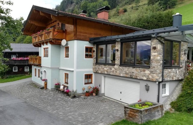 Apartamento con encanto en Goldegg, Austria: vistas a la montaña y entrada privada.