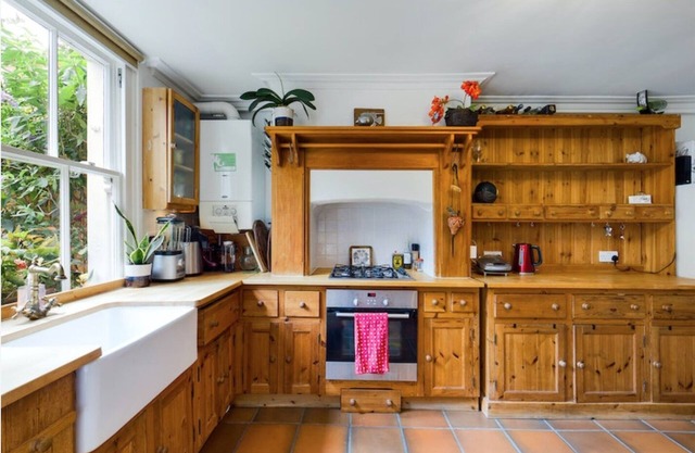 Charming Apartment with Private Patio & Oak Finishes near Clapham Station