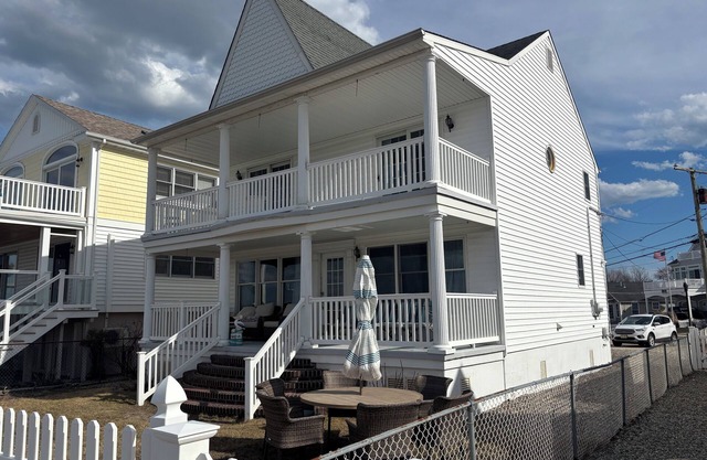 Charming Beach Front 3-bedroom house in Ocean Gate with WiFi and AC