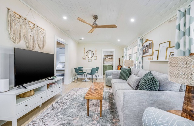 Charming & Bright 2 bedroom ~ Close to Downtown Savannah / Airport